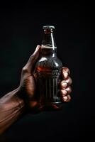 une Masculin main en portant en haut une bouteille de Bière isolé sur une noir Contexte. ai généré photo