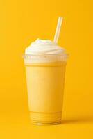 mangue smoothie Milk-shake dans Plastique à emporter tasse isolé sur Jaune Contexte. ai généré photo