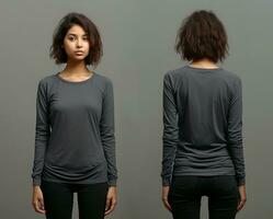 femme portant une gris T-shirt avec longue manches. de face et retour voir. ai généré photo