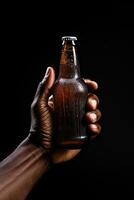 une Masculin main en portant en haut une bouteille de Bière isolé sur une noir Contexte. ai généré photo