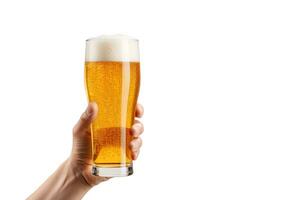 une Masculin main en portant en haut une verre de Bière isolé sur une blanc Contexte avec copie espace. ai généré photo