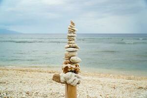 une empiler de des pierres sur le plage photo