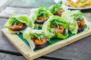 une en bois Coupe planche surmonté avec salade enveloppements photo