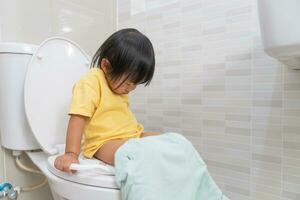 enfant Aller à le toilettes, constipation dans enfants, dyspepsie, abdominal douleur, pleurs, déféquer, forcer, urinaire incontinence, du sang dans le tabouret, intestin problèmes, ulcéreuse colite, la diarrhée photo