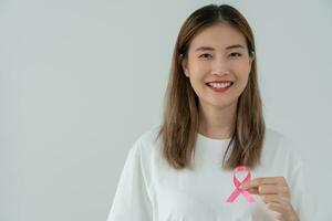 femme tenir ruban rose sensibilisation au cancer du sein. conscience de la santé féminine. journée internationale de la femme et journée mondiale contre le cancer. signer le cancer, symbolique, soins de santé, soutenir les patients, diagnostic rapide photo