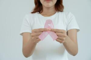 femme tenir ruban rose sensibilisation au cancer du sein. conscience de la santé féminine. journée internationale de la femme et journée mondiale contre le cancer. signer le cancer, symbolique, soins de santé, soutenir les patients, diagnostic rapide photo