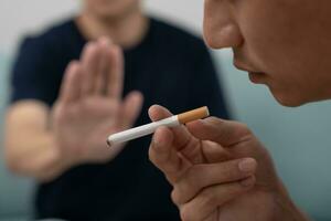 NE PAS FUMER. l'homme arrête de fumer, refuse, rejette, casse, prend une cigarette, dis non. arrêter de fumer pour la santé. journée mondiale du tabac. médicaments, cancer du poumon, emphysème, maladie pulmonaire, narcotique, effet nicotine photo