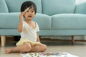 content Asie les enfants en jouant apprentissage peindre sur papier. activité, développement, iq, éq, méditation, cerveau, muscles, essentiel compétences, famille ayant amusement dépenses temps ensemble. vacances photo