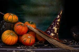 composition avec sorcière chapeau, balai et Halloween citrouilles photo