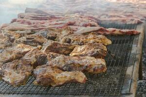 traditionnel Viande grillé sur le gril dans le argentin campagne photo