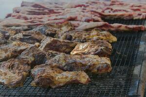 traditionnel Viande grillé sur le gril dans le argentin campagne photo