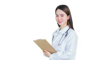 belle jeune femme médecin professionnelle tenant un document dans le presse-papiers souriant regardant la caméra alors qu'elle porte une blouse de laboratoire blanche et un stéthoscope à l'hôpital. photo