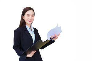 professionnel Jeune asiatique intelligent affaires ouvrier femme Bureau directeur est souriant en toute confiance tandis que elle détient et ouvre document presse-papiers dans sa main à travail Bureau tandis que isolé sur blanc Contexte. photo