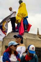 Bogota, Colombie, 16 août 2023. Mars demander pour gustave petro mise en accusation. paisible manifestation Mars dans Bogota Colombie contre le gouvernement de gustave petro appelé la marcha de la mairie. photo