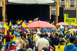 Bogota, Colombie, 16 août 2023. Mars demander pour gustave petro mise en accusation. paisible manifestation Mars dans Bogota Colombie contre le gouvernement de gustave petro appelé la marcha de la mairie. photo