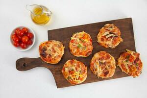 délicieux juste cuit fait maison mini pizzas. photo