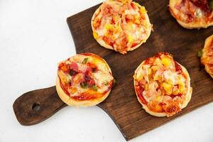 délicieux juste cuit fait maison mini pizzas. salami Pizza. photo