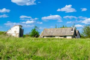 belle vieille maison de ferme abandonnée dans la campagne sur fond naturel photo