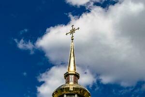 Croix de l'église chrétienne dans la haute tour du clocher pour la prière photo