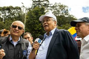 dr. jose abuchaibe à le Mars demander pour gustave petro mise en accusation. paisible manifestation Mars contre le gouvernement de gustave petro appelé la marcha de la mairie. photo