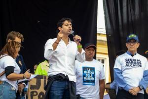 Bogota, Colombie, 16 août 2023. Ariel Ricardo armel à le Mars demander pour gustave petro mise en accusation. paisible manifestation. la marcha de la mairie. photo