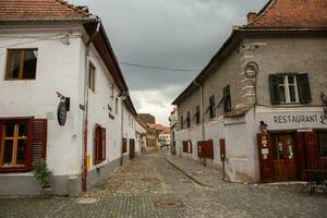 médiéval rue avec historique bâtiments dans le cœur de Roumanie. Sibiu le est européen citadelle ville. Voyage dans L'Europe  photo