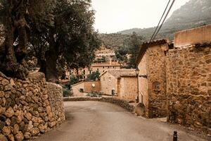 vue de une médiéval rue dans le vieux ville de le pittoresque à l'espagnole village déia, Majorque ou Majorque île photo