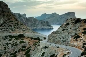 randonnée vacances Majorque, Espagne. magnifique image avec paysage de serra de tramontane montagnes dans le île de Majorque dans méditerranéen mer. paradis pour motards. aventure Voyage. photo