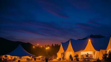 camping dans le montagnes à le coucher du soleil. ai génératif photo