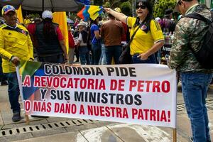 Bogota, Colombie, 16 août 2023. Mars demander pour gustave petro mise en accusation. paisible manifestation Mars dans Bogota Colombie contre le gouvernement de gustave petro appelé la marcha de la mairie. photo