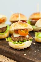 prêt à servir mini hamburgers. étape par étape préparation de mini hamburgers. fait maison mini des hamburgers pour les enfants ou apéritifs. petit hamburgers. photo