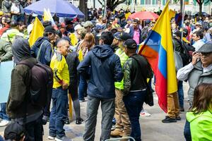 Bogota, Colombie, 16 août 2023. Mars demander pour gustave petro mise en accusation. paisible manifestation Mars dans Bogota Colombie contre le gouvernement de gustave petro appelé la marcha de la mairie. photo