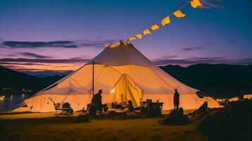 camping dans le montagnes à le coucher du soleil. ai génératif photo