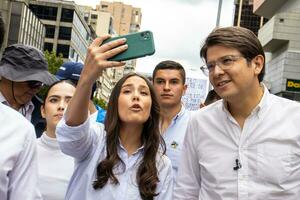 Bogota, Colombie, 16 août 2023. sénateur miguel uribe turbay à le Mars demander pour gustave petro mise en accusation. paisible manifestation. la marcha de la mairie. photo