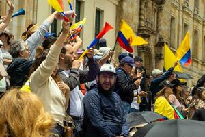 Bogota, Colombie, 16 août 2023. Mars demander pour gustave petro mise en accusation. paisible manifestation Mars dans Bogota Colombie contre le gouvernement de gustave petro appelé la marcha de la mairie. photo