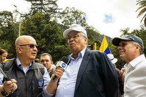 dr. jose abuchaibe à le Mars demander pour gustave petro mise en accusation. paisible manifestation Mars contre le gouvernement de gustave petro appelé la marcha de la mairie. photo