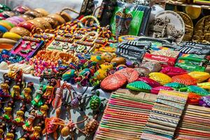 rue vendre de colombien typique artisanat dans le fortifiée ville dans Carthagène de Indes photo