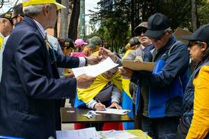 Bogota, Colombie, 16 août 2023. gens signature pour le cabildo ouvert. marche demander pour gustave petro mise en accusation. photo