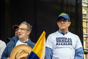 Bogota, Colombie, 16 août 2023. général Jorge Luis vargas à le Mars demander pour gustave petro mise en accusation. paisible manifestation. la marcha de la mairie. photo