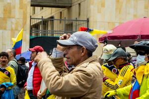 Bogota, Colombie, 16 août 2023. Mars demander pour gustave petro mise en accusation. paisible manifestation Mars dans Bogota Colombie contre le gouvernement de gustave petro appelé la marcha de la mairie. photo