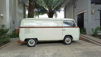 janvier 2023. medan, Indonésie. une blanc volkswagen type 2 photo