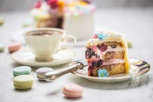 gâteau de Massepain fleurs macarons et noir café. photo