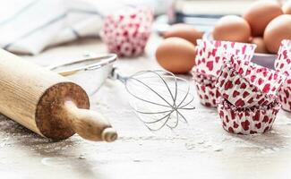 cuisson ustensiles avec des œufs farine et petit gâteau cas sur cuisine table - proche en haut photo