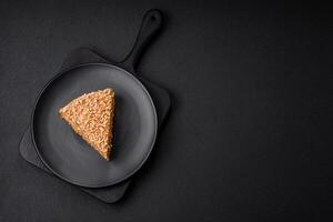 délicieux sucré bouffée gaufre gâteau avec crème et des noisettes Couper dans pièces photo