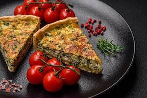 délicieux Frais Quiche avec brocoli, fromage, épices et herbes Couper dans pièces photo