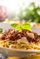 proche en haut italien Pâtes spaghetti bolognaise dans blanc assiette photo