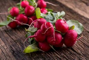 un radis. Frais un radis. rouge Frais un radis. Frais légume sur vieux chêne tableau. photo