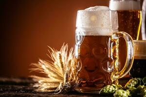 Trois des lunettes avec Brouillon Bière dans de face de une en bois baril. décoration de orge oreilles et Frais du houblon. photo