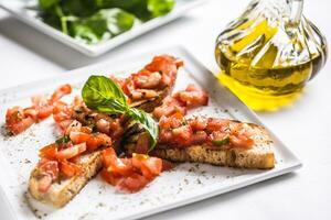 savoureux italien apéritif Bruschetta sur assiette avec olive pétrole photo