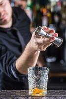 professionnel barman fabrication alcoolique cocktail boisson vieux façonné photo